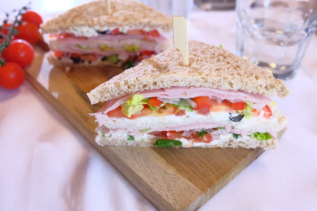 Recette Club sandwich, jambon, tomate, feta, olives | Herta