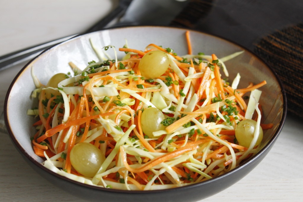 Salade de chou vert aux carottes et raisins secs - Recettes - Elle