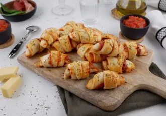 Croissants jambon cru, cantal, romarin & sauce tomates fraiches