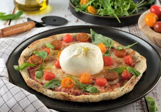 PIZZA BURRATA TOMATES BURRATA BASILIC ET ROQUETTE