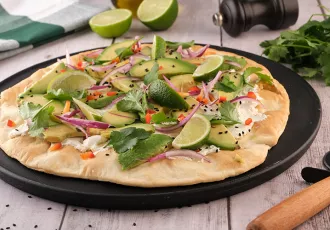 Pizza fine, fromage frais, avocat, citron vert, coriandre