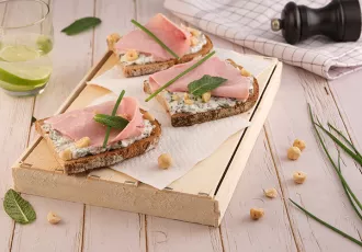 TARTINE JAMBON RICOTTA, NOISETTES ET FINES HERBES