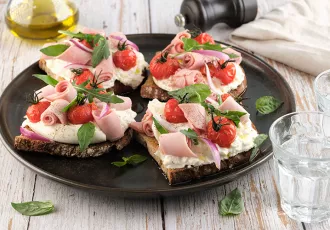 TARTINE JAMBON, TOMATES CERISES CONFITES, BURRATA