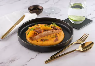 DOS SAUMON A L'ORANGE, CREME DE PATATE DOUCE AUX ALLUMETTES ET CIBOULETTE