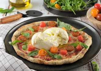 Pizza burrata tomates basilic et roquette