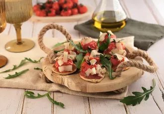 Mini pizza, tomates cerises, fromage de brebis