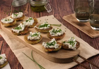 Toasts au pesto et fromage aux fines herbes