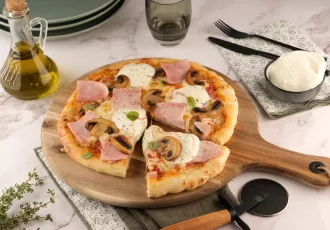 Pizza au jambon, mozzarella et champignons HORIZONTALE