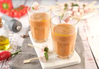 Gaspacho tomates avec brochette jambon fromage frais 