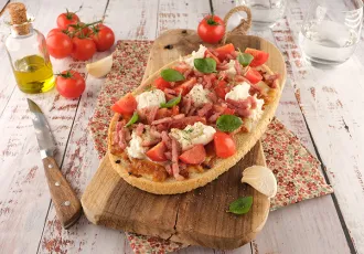 Bruschetta tomate, mozzarella, tomates confites, allumettes 