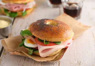 Bagels au jambon, œuf, salade