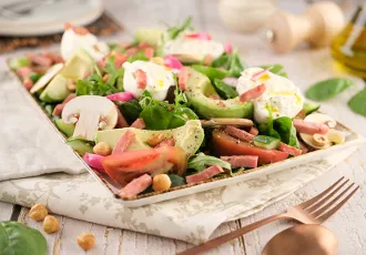 Salade burrata et dés de bacon