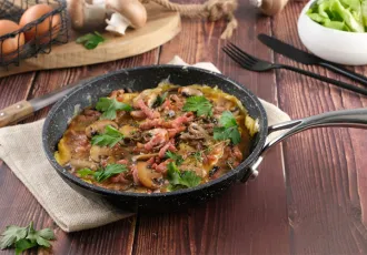 Omelette aux champignons et allumettes fumées