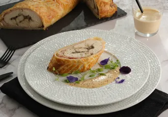 Suprême de poulet en croûte, champignons, sauce foie gras 