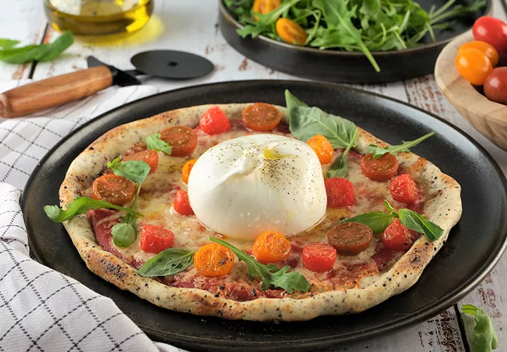 PIZZA BURRATA TOMATES BURRATA BASILIC ET ROQUETTE