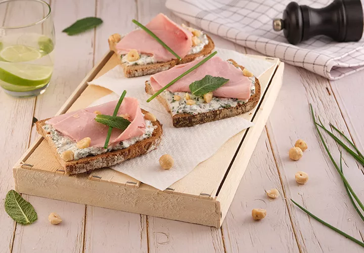 TARTINE JAMBON RICOTTA, NOISETTES ET FINES HERBES