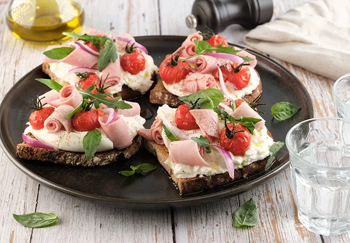 TARTINE JAMBON, TOMATES CERISES CONFITES, BURRATA