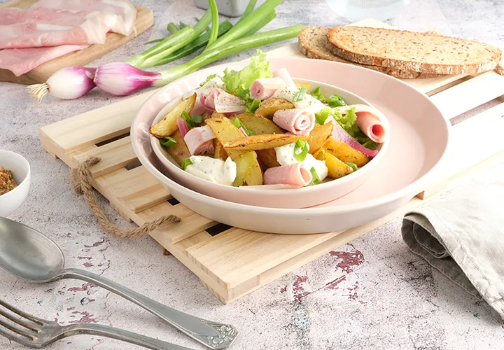 Salade de pommes de terre, jambon, pickles, sauce fromage frais 