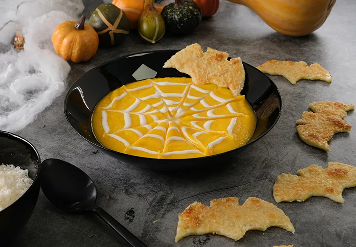 Velouté de butternut d’Halloween, crackers au parmesan